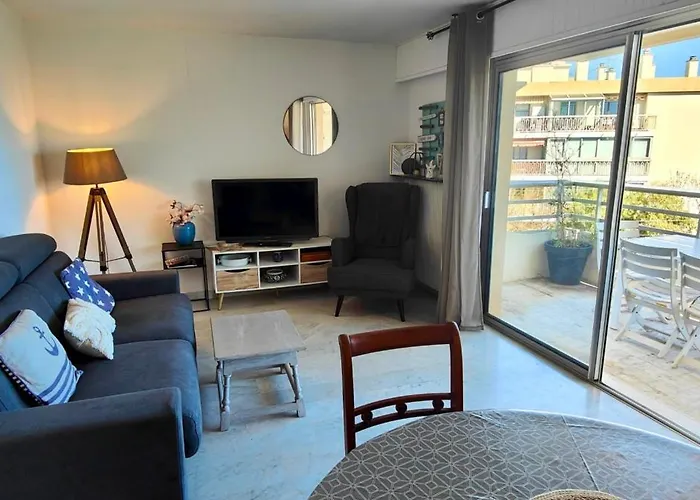 Charming T2 With Balcony Near The Port Of Frejus