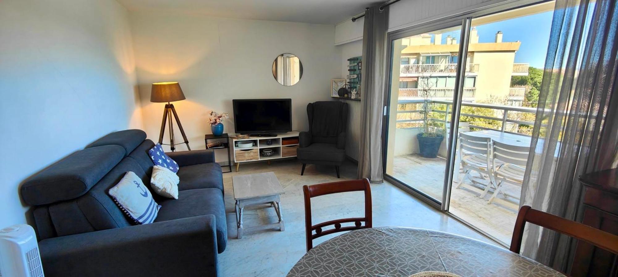 Charming T2 With Balcony Near The Port Of Appartement