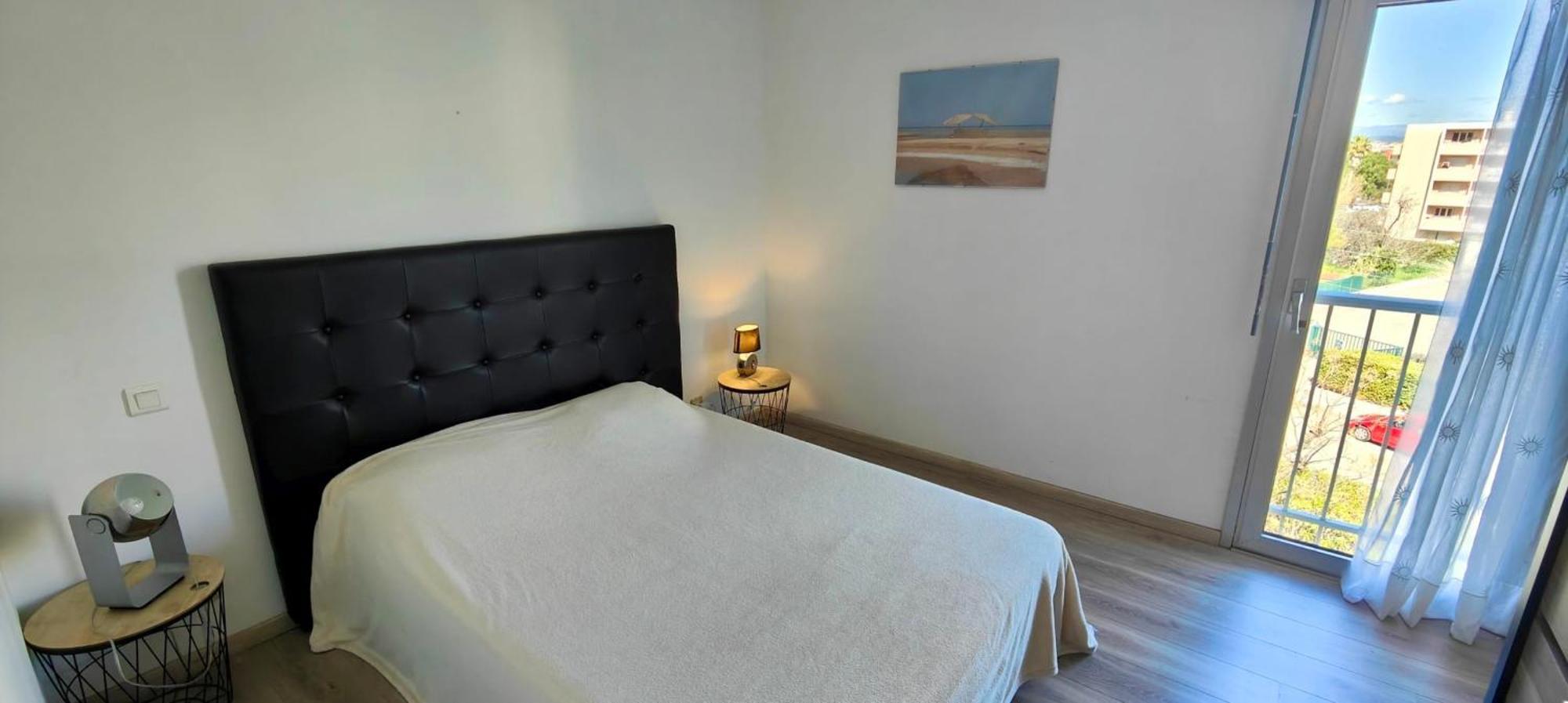 Charming T2 With Balcony Near The Port Of Appartement *
