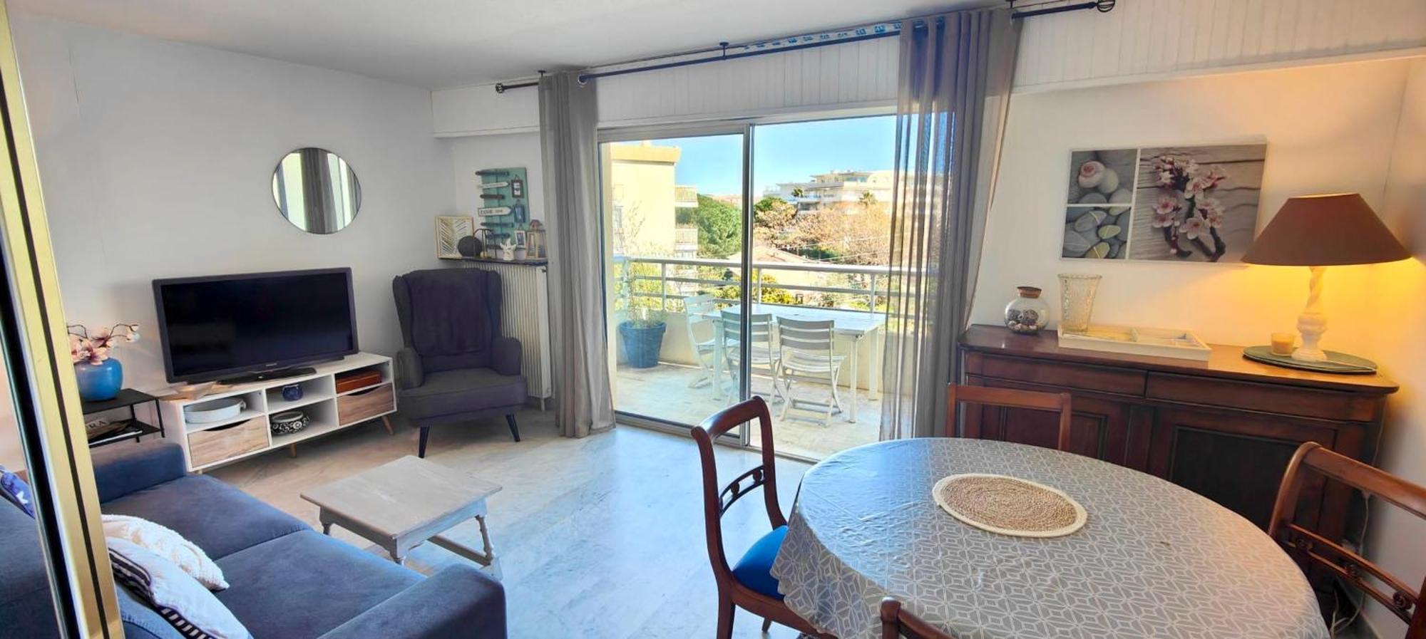 Charming T2 With Balcony Near The Port Of Appartement