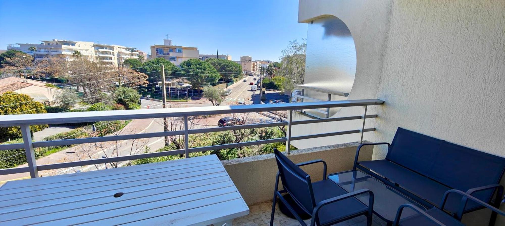 Charming T2 With Balcony Near The Port Of *